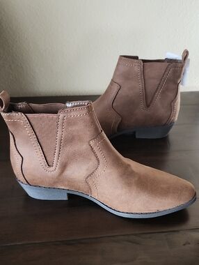 NWT Arizona Jean Company Size 8 Suede Block Heel Ankle Boots